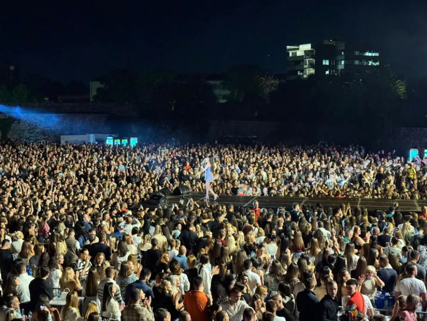 Ceca sinoć na banjalučkom Kastelu pred 10.000 ljudi
