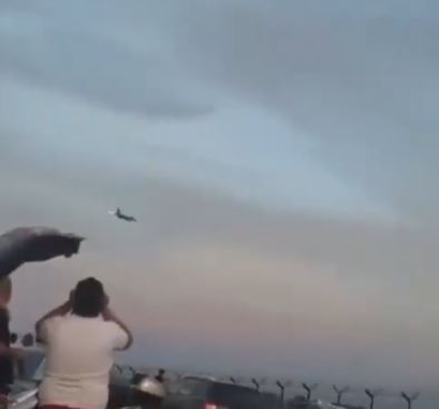 Objavljen snimak strahovitog pada aviona na pisti