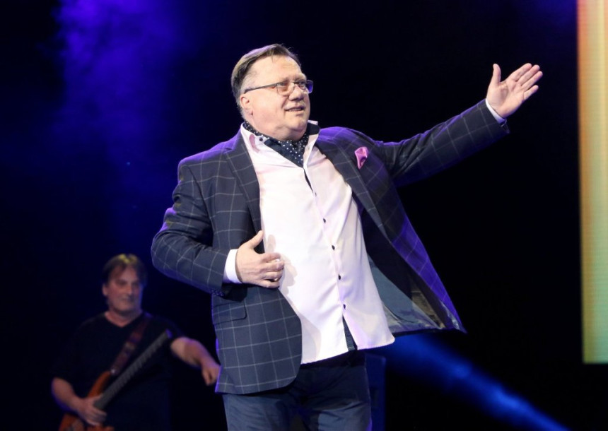 Dok se bori za život Halid Bešlić dobio poklon