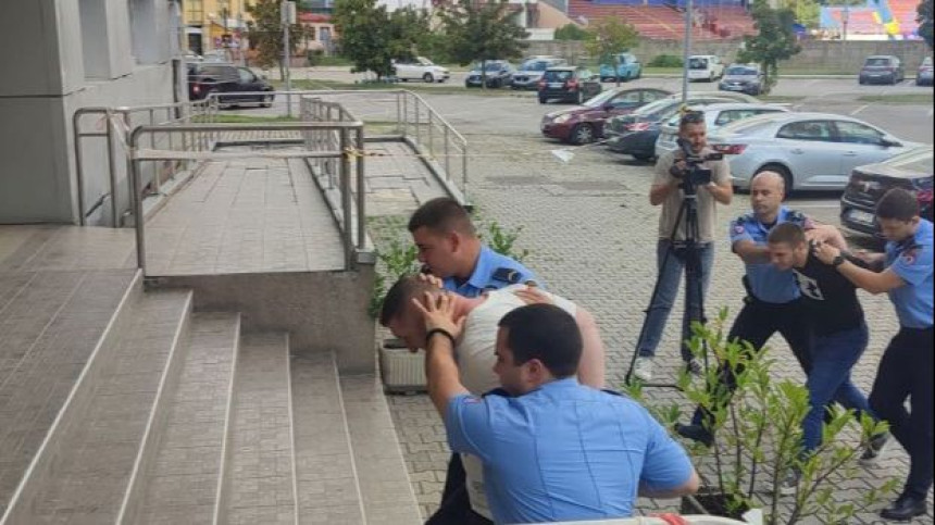 Održano ročište ocu i sinu koji su tukli policajce