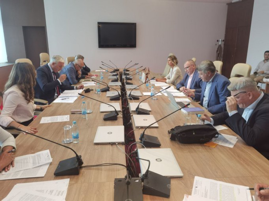 Iskoristiti sve da se zaustavi kupovina kumovske zgrade!