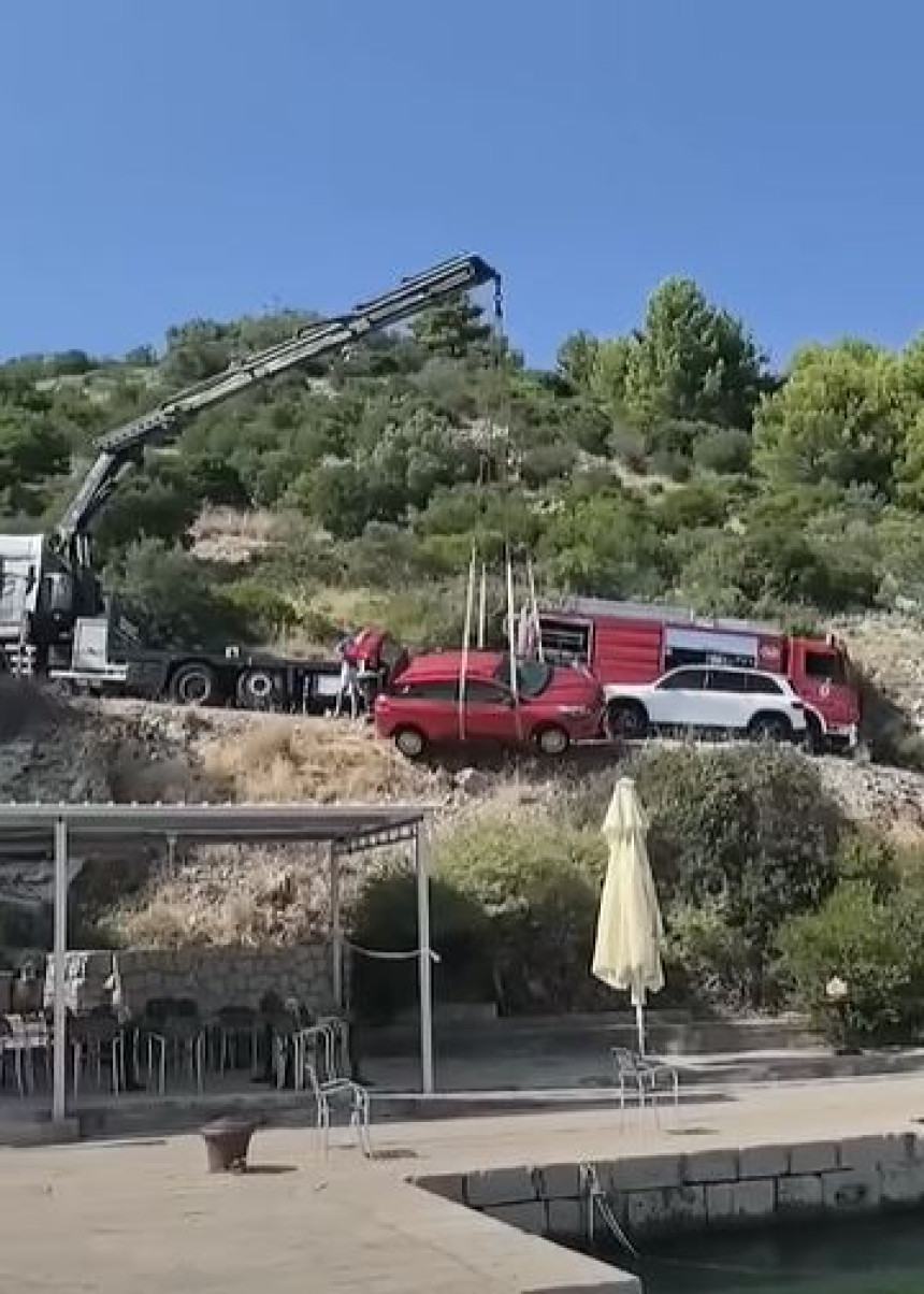 Vozilo sjetjelo sa puta, zaustavio se iznad bašte kafića