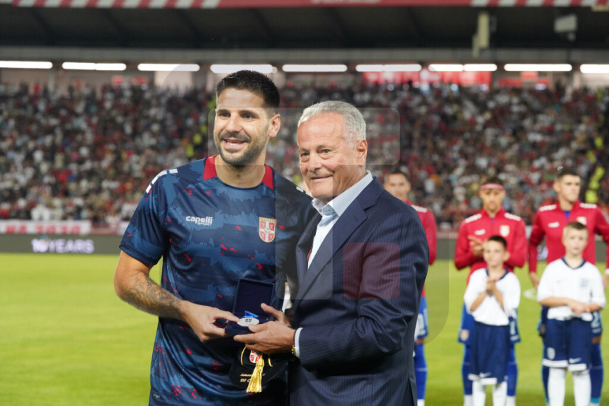 Mitroviću uručena medalja uoči meča sa Engleskom