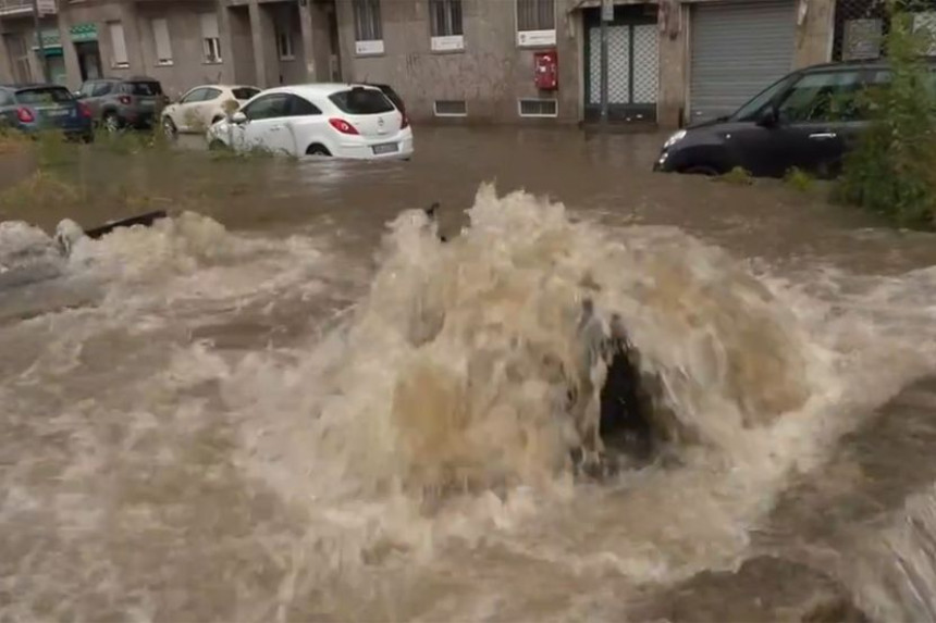 Jako nevrijeme pogodilo Italiju, poplave na ulicama
