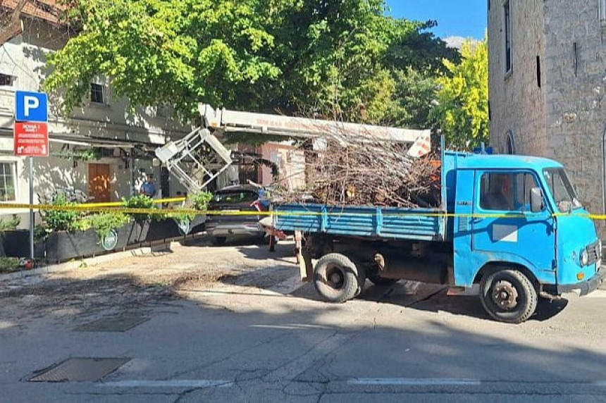 Dva muškarca povrijeđena nakon pada iz korpe na dizalici