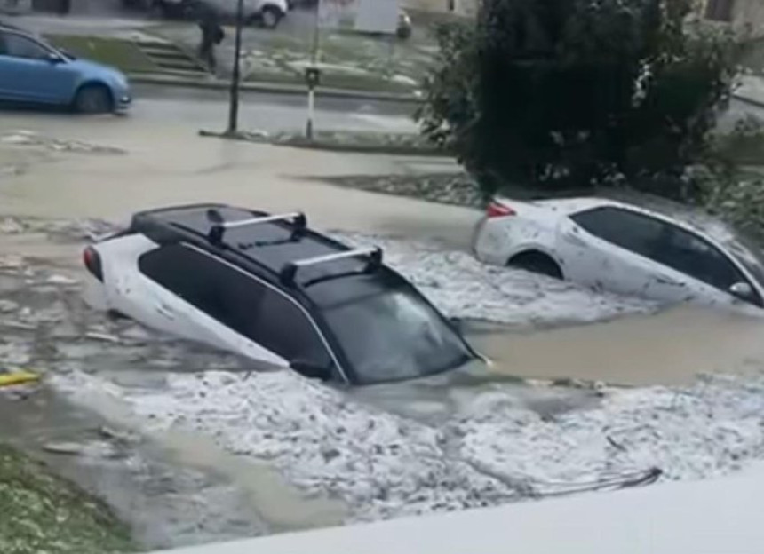 Nevrijeme pogodilo dijelove Slovenije, ulice pod vodom