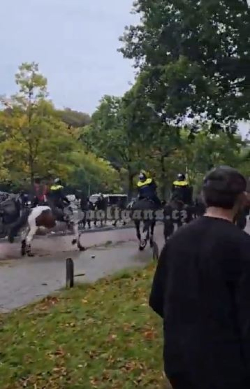 Sukobi demonstrana i policije u Hagu, zapaljeno vozilo