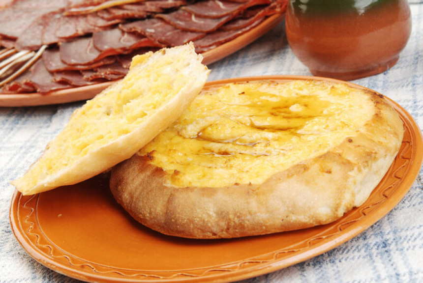 Od kajmaka i pretopa do molekularne kuhinje – novo lice komplet lepinje