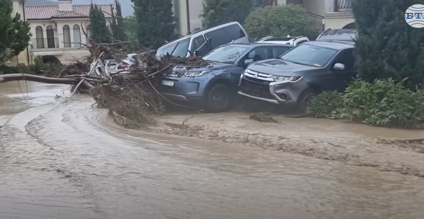 Jako nevrijeme u Bugarskoj, bujica nosi sve pred sobom