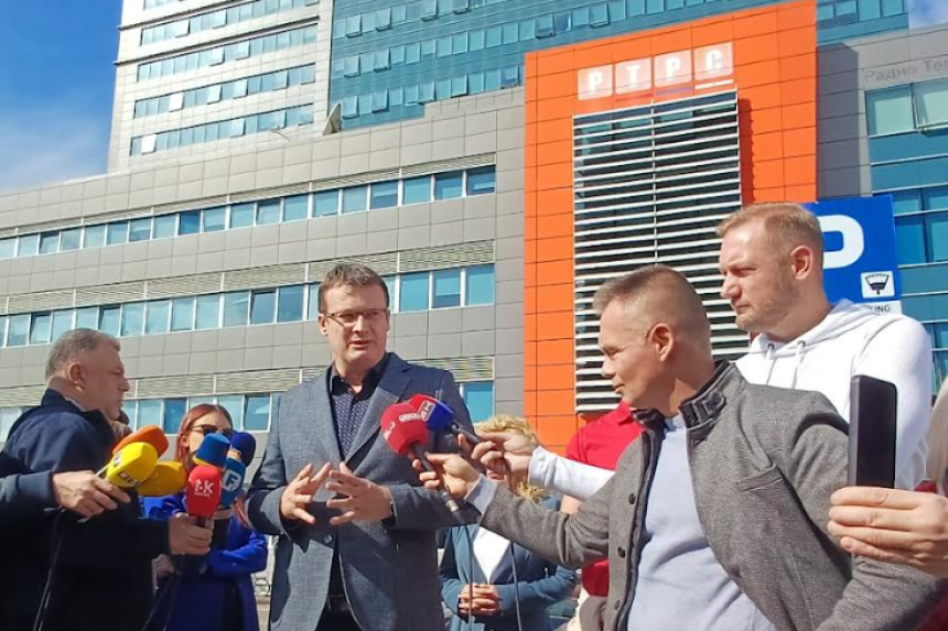 Opozicija traži da se zarobljeni RTRS od SNSD-a vrati narodu!