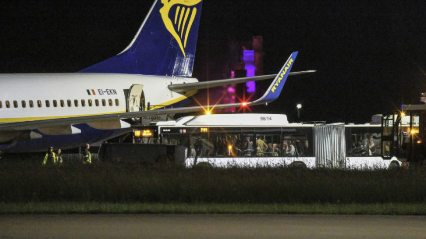 Avion prinudno sletio jer je skoro ostao bez goriva