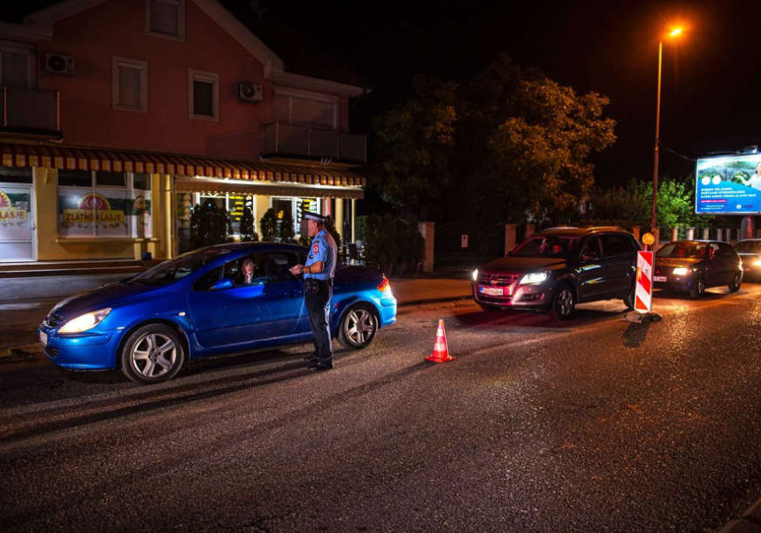 Bijeljina: Preticao pijan kolonu, pa udario policajca