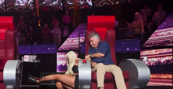 Јелена Карлеуша пала насред сцене, колеге јој помагале