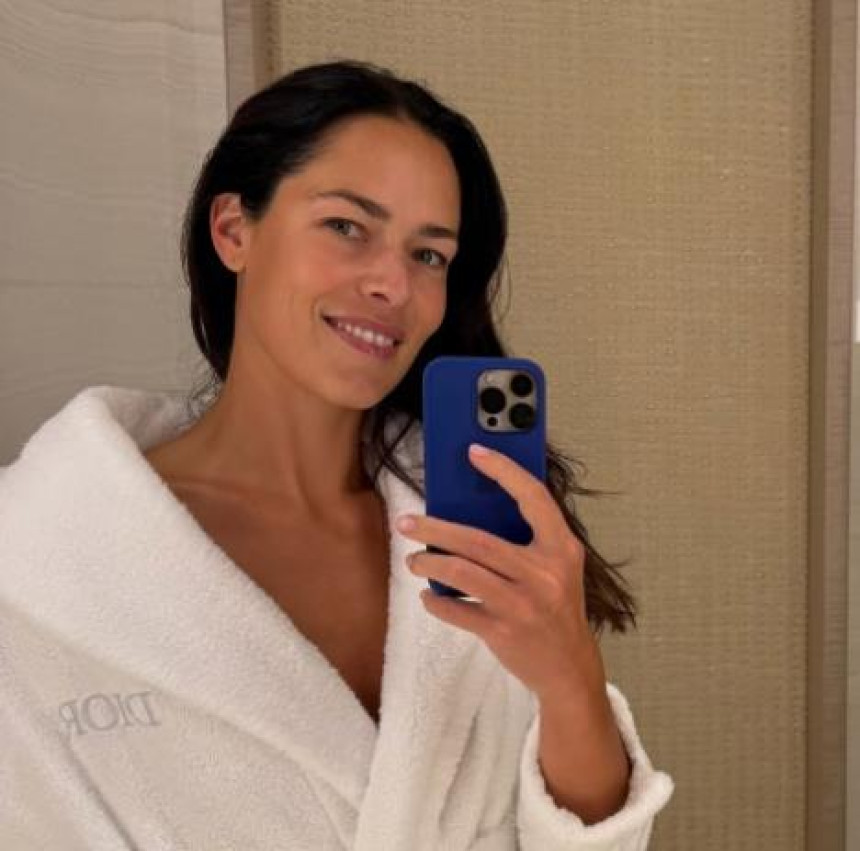 Ana Ivanović bez trunke šminke, ima samo bademantil