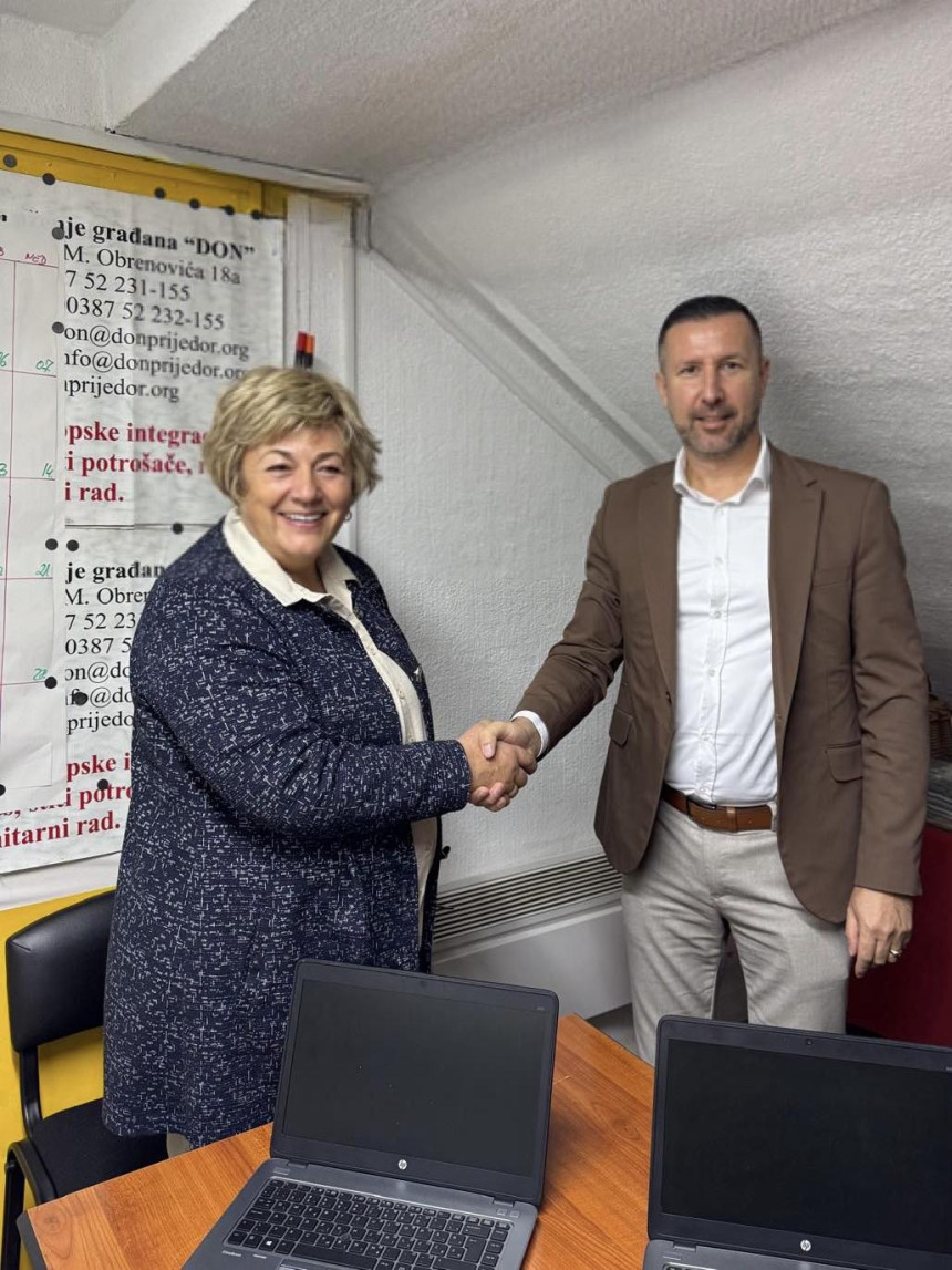 ATOS BANK donirala laptope Udruženju “DON” iz Prijedora