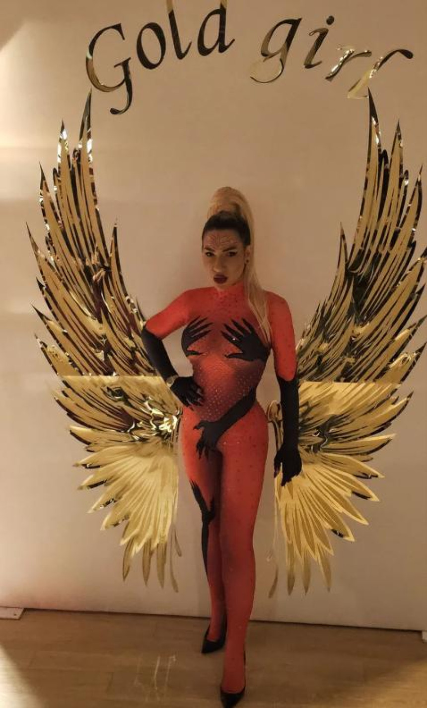 Voditeljka Jovana Jeremić skoro gola slavi rođendan