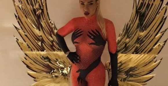 Водитељка Јована Јеремић скоро гола слави рођендан