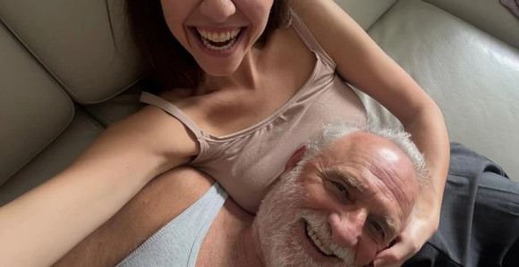 "Najslađi čovjek na svijetu": Ristovski u krilu Anici Lazić