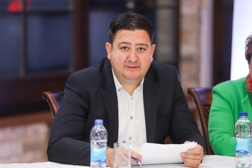 "Ugljevik gori, a baba se češlja"