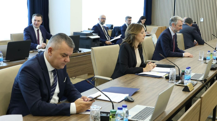 Državni službenici dobijaju po 1.000 maraka pomoći