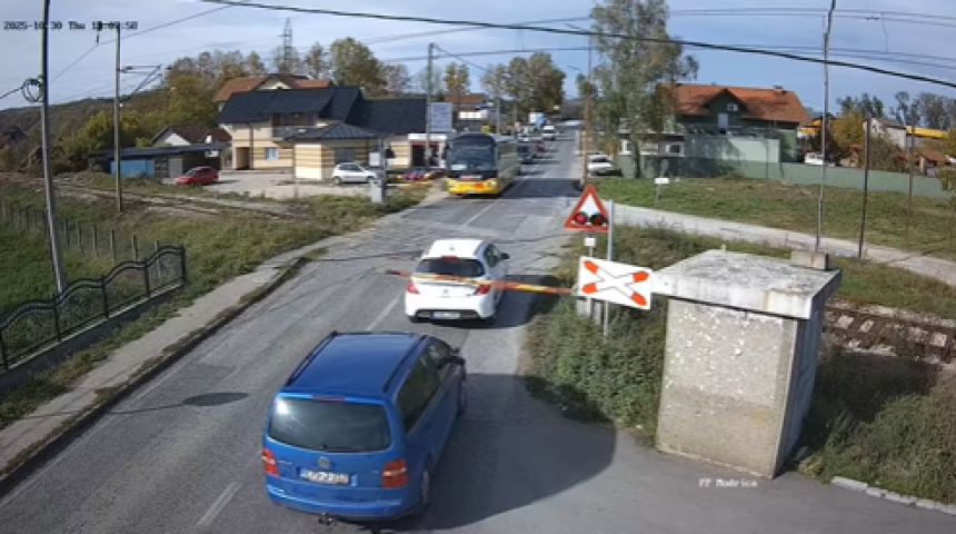 Izbjegnuta tragedija: Žena polomila rampu na prelazu u Modriči