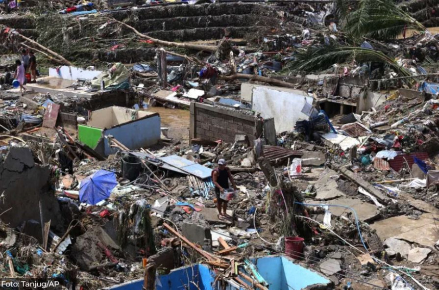 Najmanje 140 ljudi poginulo u tajfunu na Filipinima