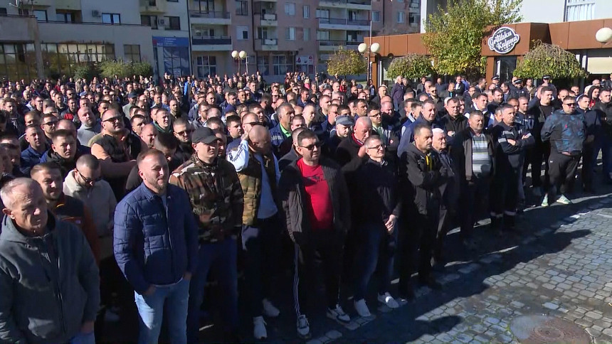 Najnovija vijest iz Ugljevika: Vođa sindikata Boban Benović ubjeđuje radnike da obustave štrajk, a oni se i dalje opiru