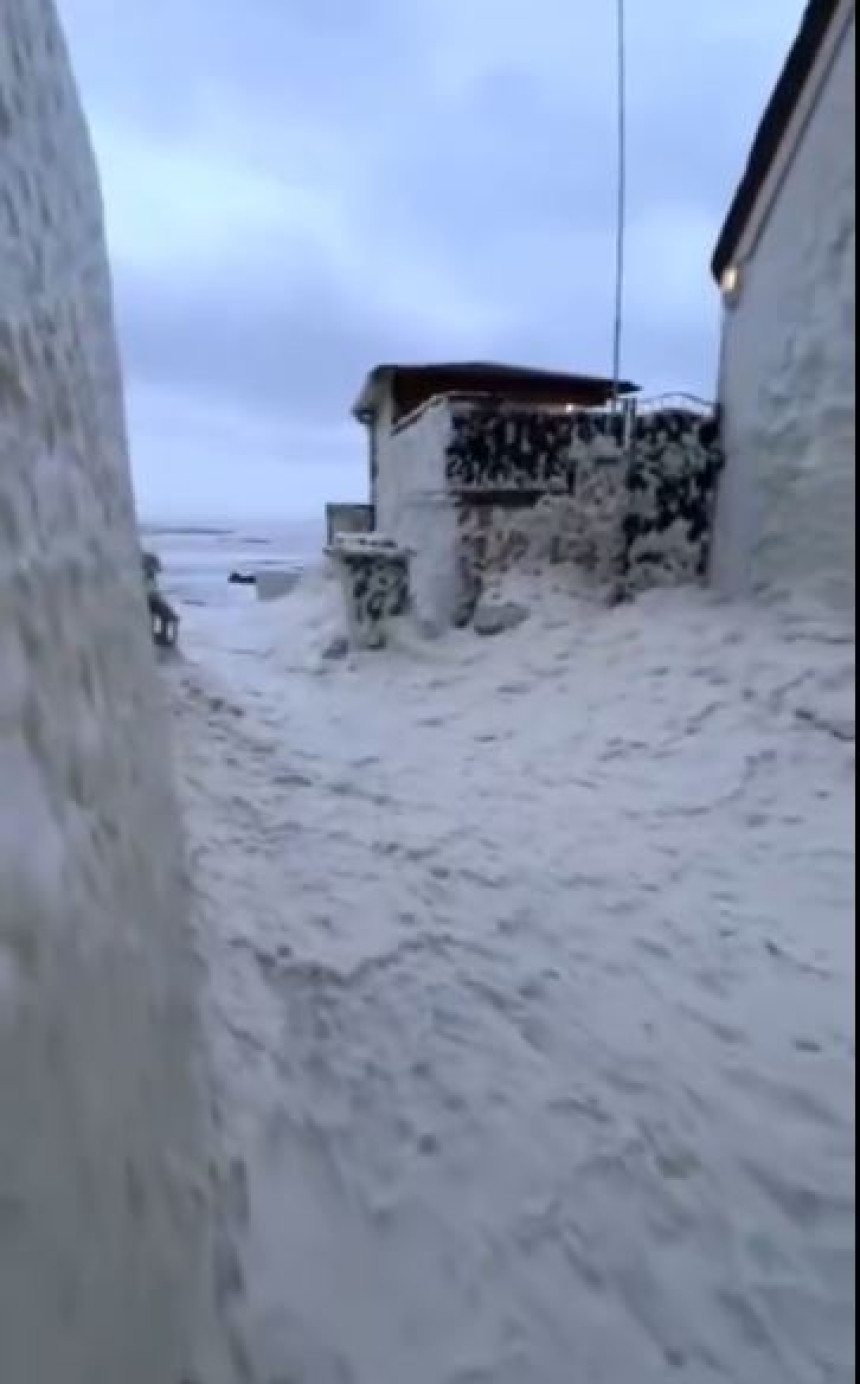 Ogromna količina morske pjene prekrila obalu kod Dablina