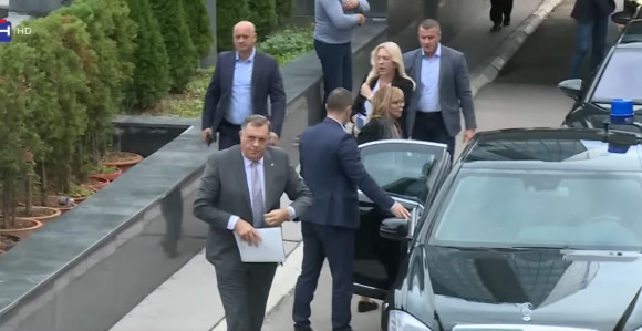 SNSD zarad svojih intresa napravio dogovor sa Šmitom o državnoj imovini?