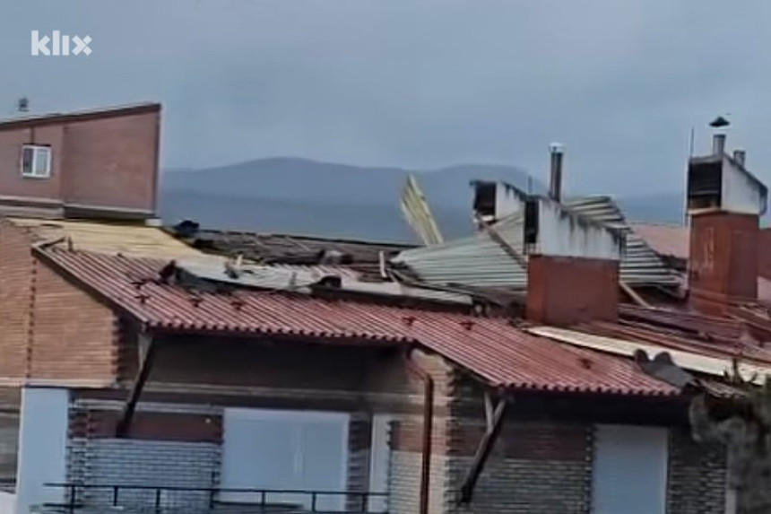 Jak vjetar nosio dijelove krovova sa zgrada u Bugojnu