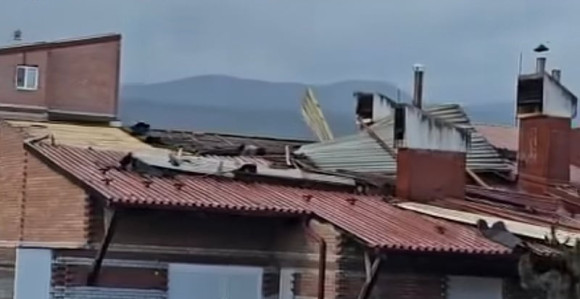 Jak vjetar nosio dijelove krovova sa zgrada u Bugojnu