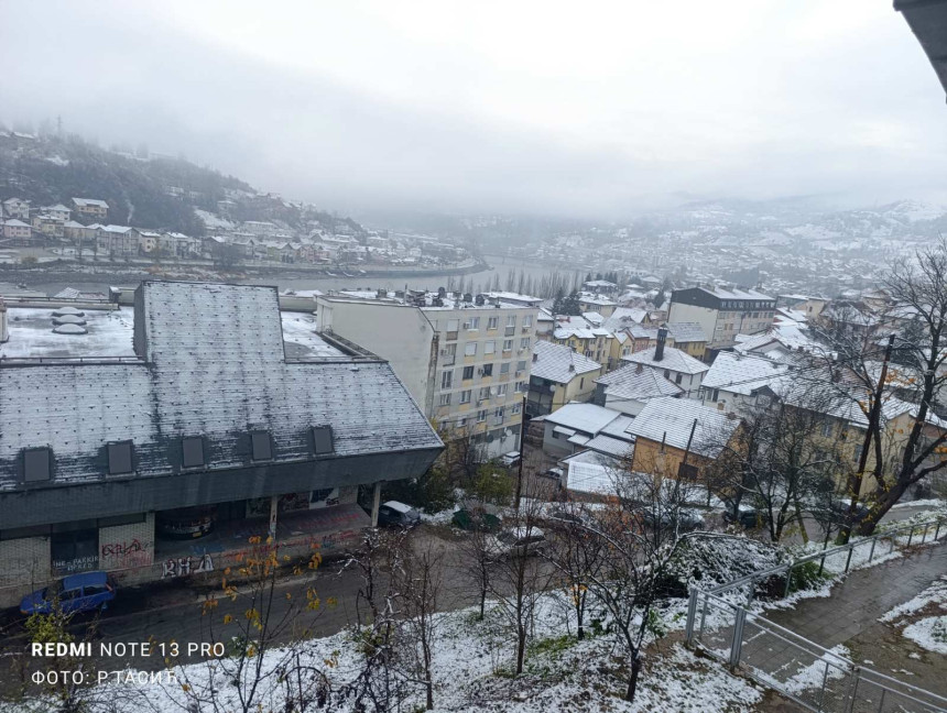 Snijeg obijelio u Višegradu (FOTO)