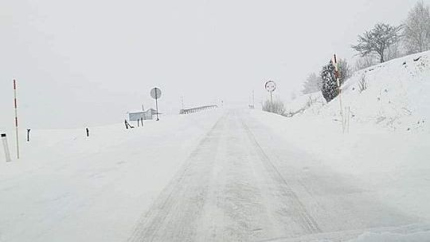 Apel vozačima: Putevi pod snijegom, mokri i klizavi