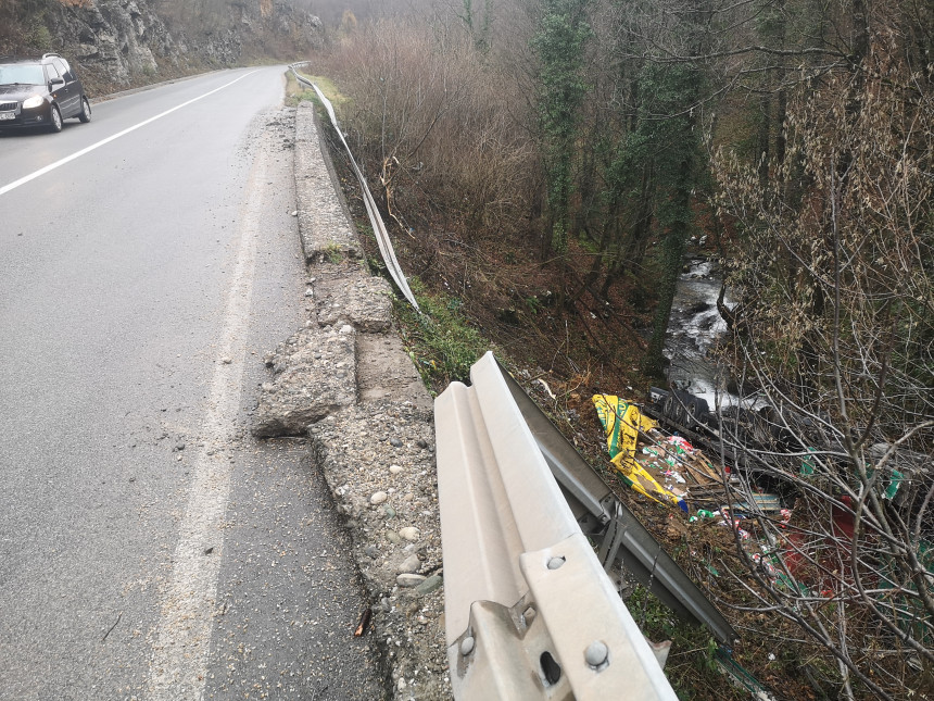 Kamion završio u potok na putu Vlasenica - Milići