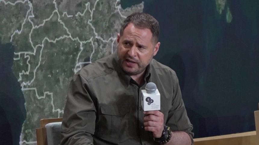 Nakon ostavke i racije Jermak: Odlazim na front