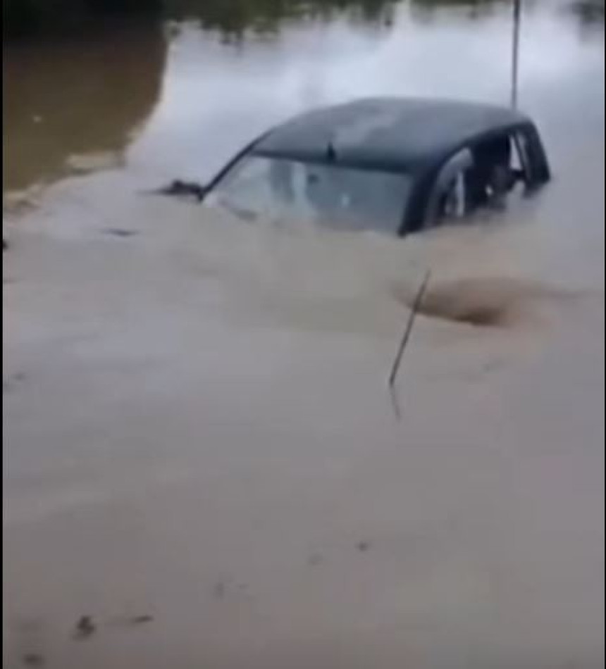Velike poplave u Grčkoj, zatvoreni putevi i škole