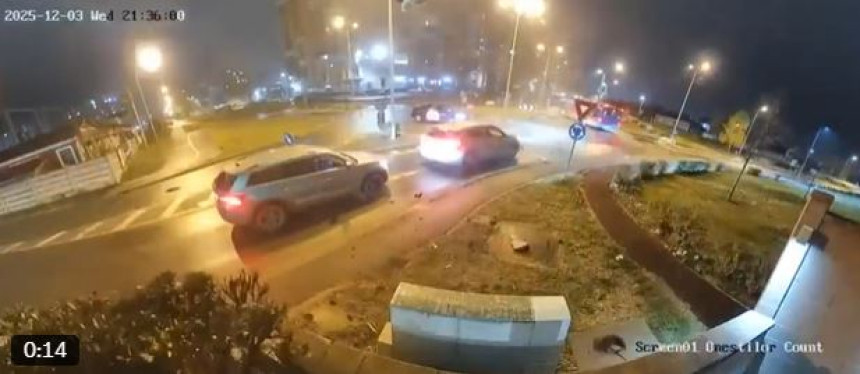 Automobil preletio dva automobila u kružnom toku