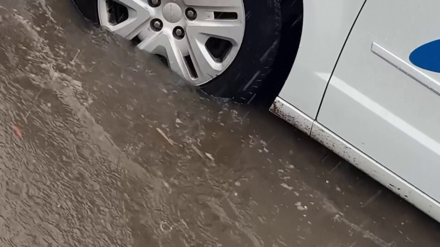 Zastrašujući snimci iz Grčke: Bujice nose sve (VIDEO)