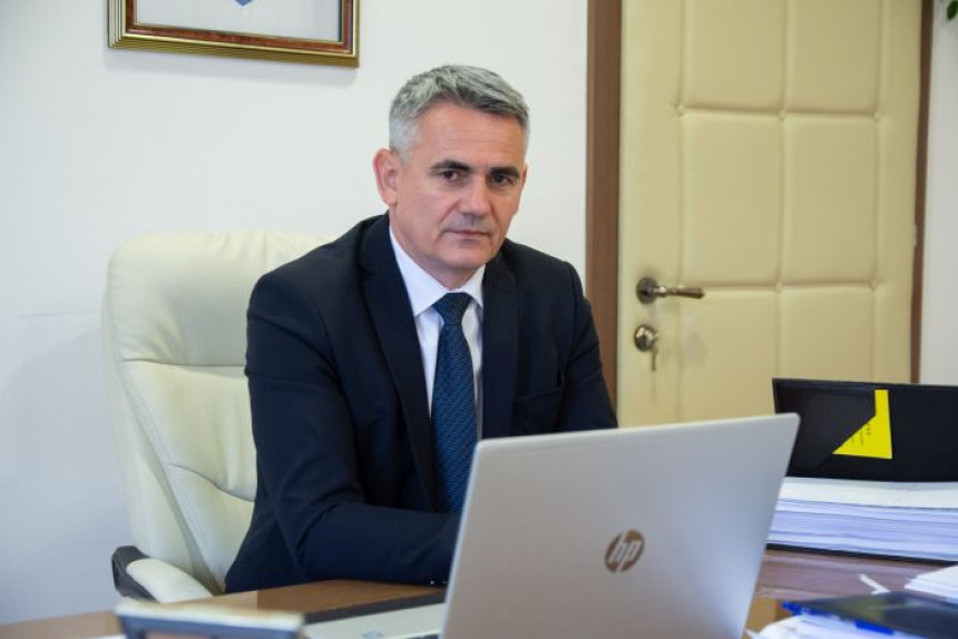 Gradonačelnik distrikta Brčko Siniša Milić na izlaznim vratima SNSD-a