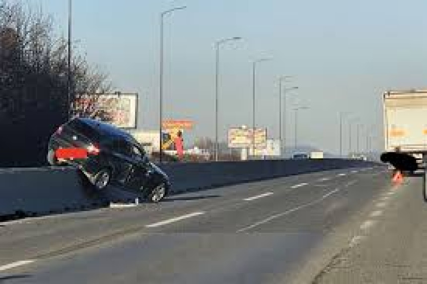 Neobičan udes: Vozilo završilo na betonskoj ogradi 