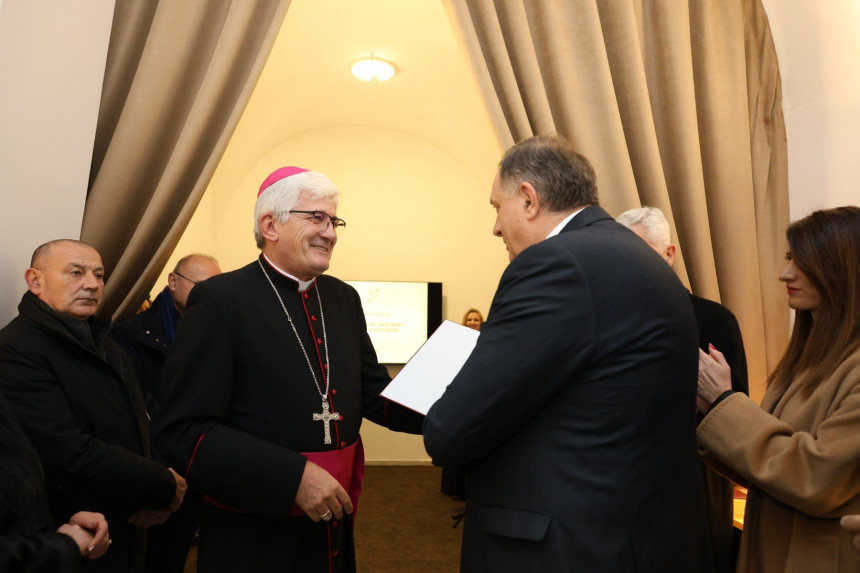 Biskup uručio zahvalnicu Dodiku: "Počastvovan sam"
