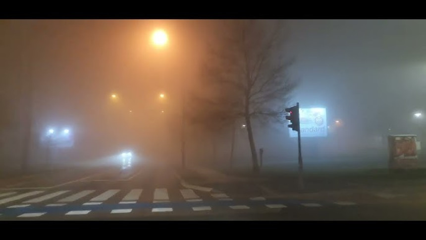 Magla smanjuje vidljivost, kolovozi mokri i klizavi