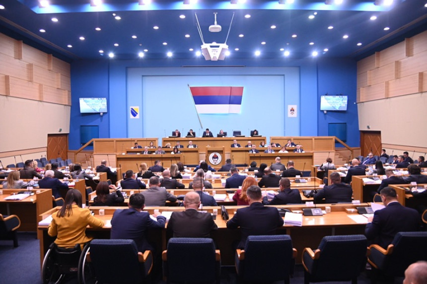 Narodni poslanici o Zakonu o javnim preduzećima (VIDEO)