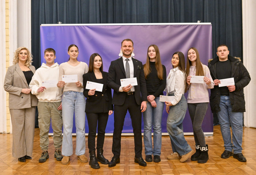 Stanivuković uručio rješenja za stipendije