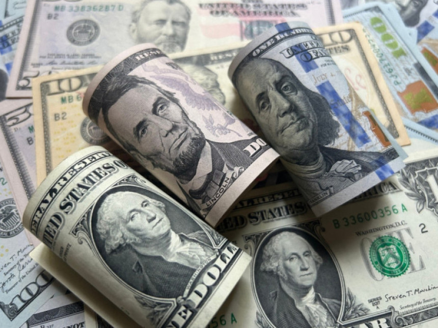 Američki dolar pao, čeka ga najgora godina od 2017.