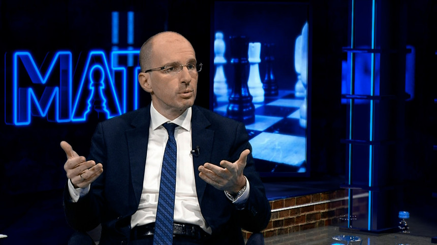 Jedan čovjek odlučuje, drugi potpisuje, treći se nada da će to biti