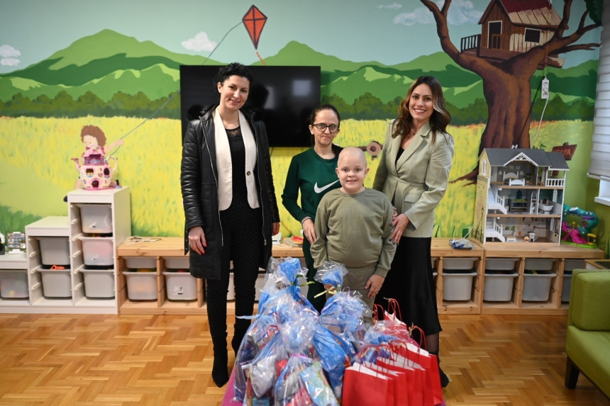 ATOS BANK posjetila Roditeljsku kuću i obradovala djecu