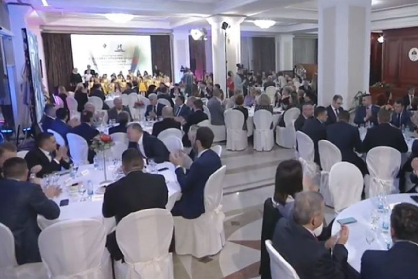 I večeras prikupljaju novac putem SMS poruka i poziva?!