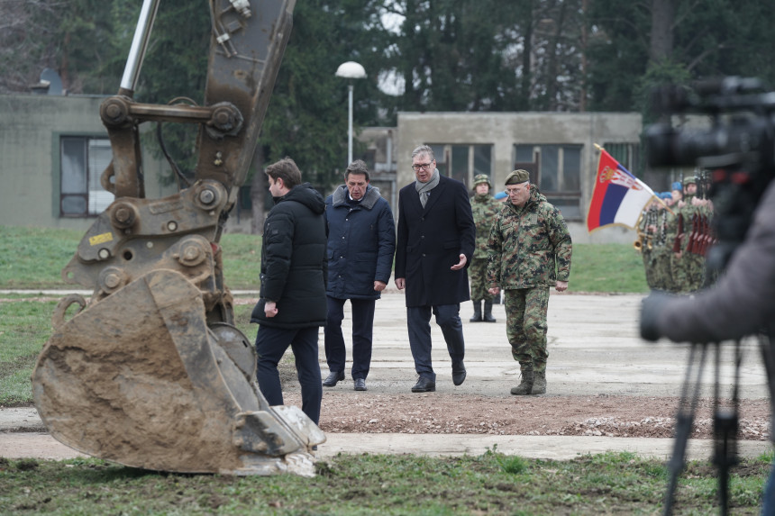 Vučić sa Gašićem i Mojsilovićem položio kamen temeljac za izgradnju novog objekta MO
