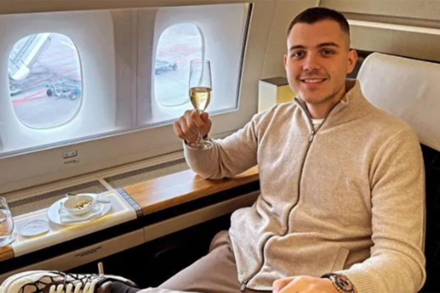 Viktor Živojinović uživa uz kafu, rakiju i domaće kolače